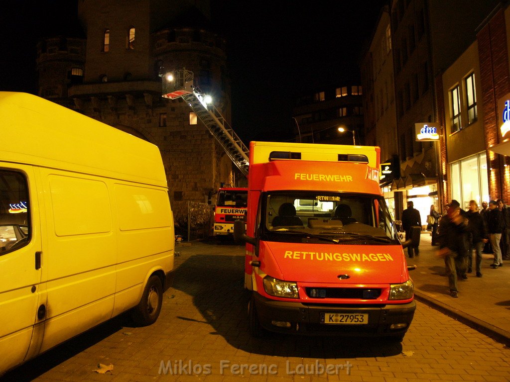 Einsatz BF Hoehenrettung Unfall in der Tiefe Person geborgen Koeln Chlodwigplatz   P12.JPG